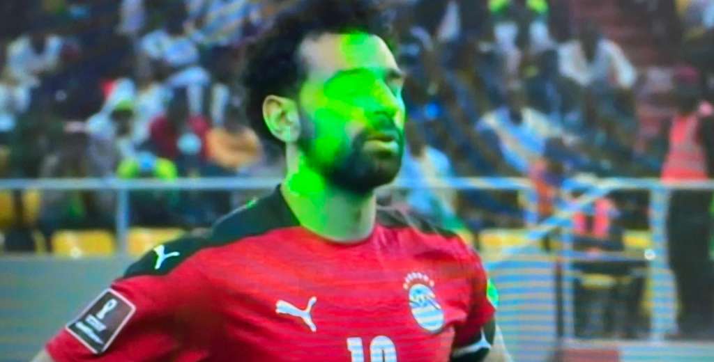 Un esc&aacute;ndalo total: Salah pate&oacute; un penal imposible de patear y lo fall&oacute;