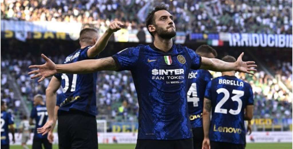 Con ayuda del VAR, Calhanoglu puso de penal el 1-0 para Inter ante Juventus