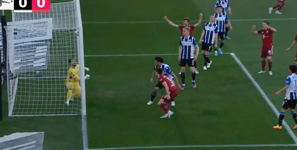 No se puede creer: Lewandowski cabeceó y la pelota no entró de milagro