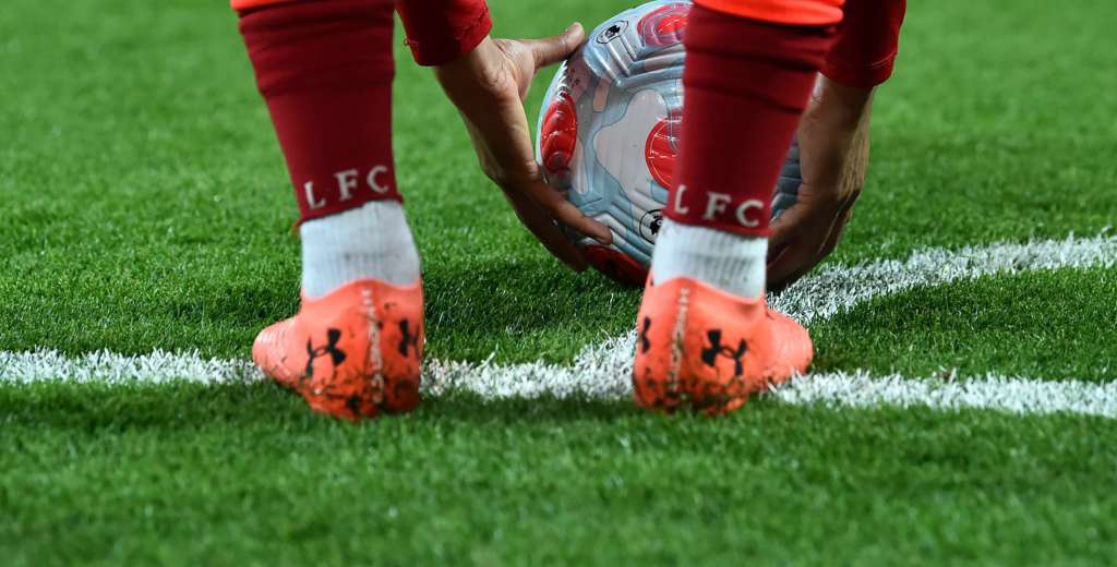 Es el mejor lateral derecho del mundo y usa botas Under Armour