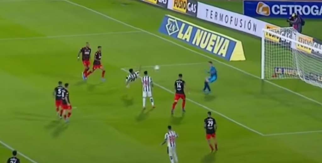 ¡Una locura! El extraño y acrobático gol de Diego Valoyes a River