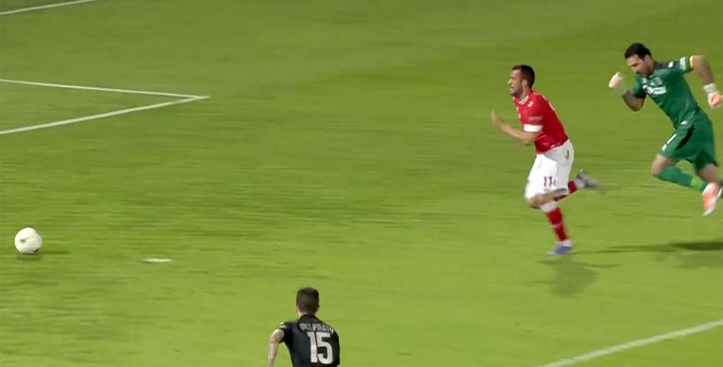 Papleón de Buffon: le erró a la pelota y le metieron un gol