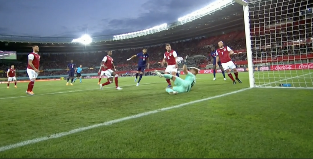 Impresionante: la espectacular doble atajada de Austria a Francia