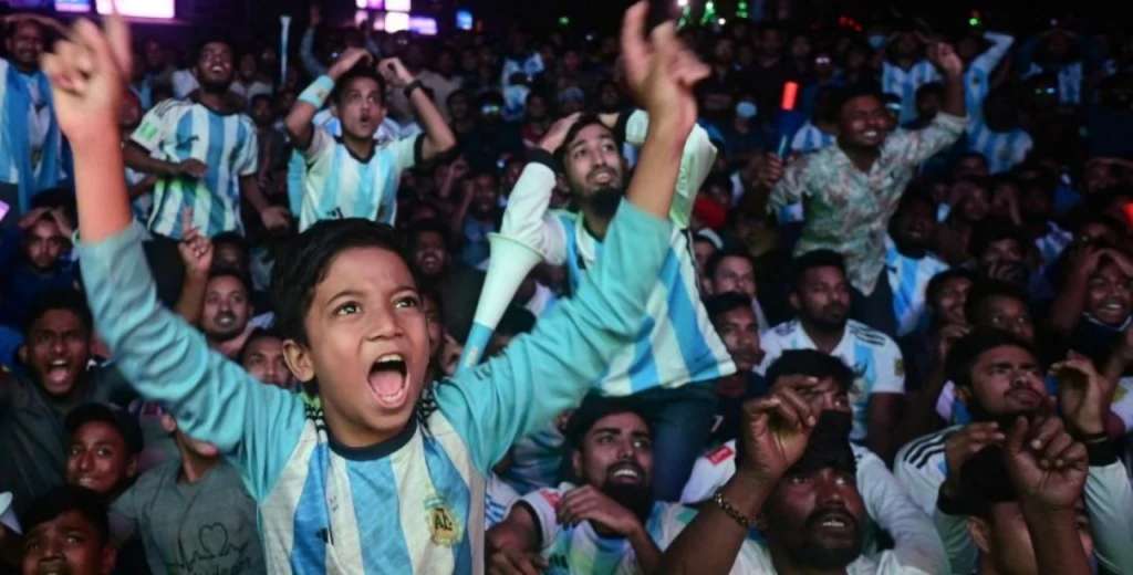 Impresionante: viven en Doha, son de Bangladesh y solo saben amar a Messi