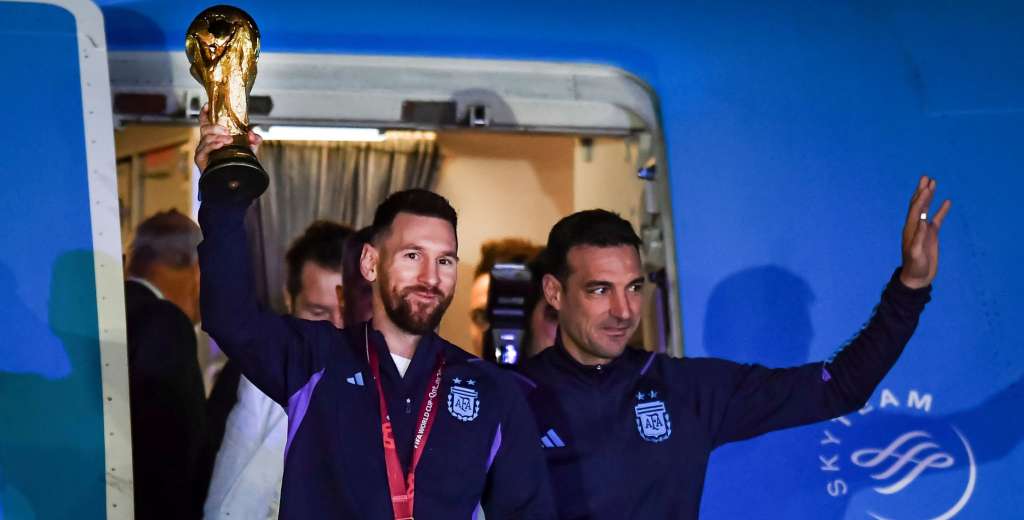 La selecci&oacute;n argentina lleg&oacute; al pa&iacute;s recibida por miles de personas
