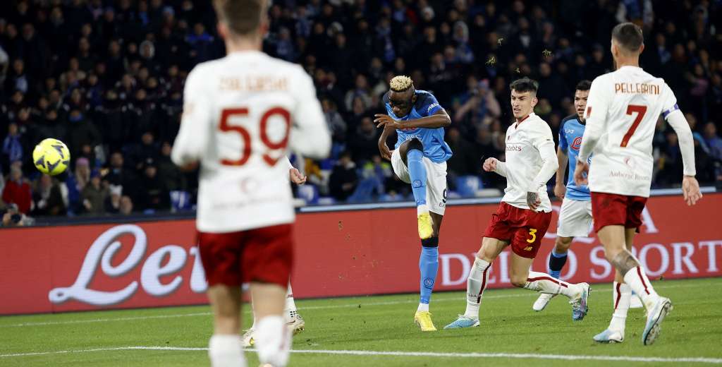 Animalada de gol: Osimhen controló de pecho y le reventó el arco a la Roma