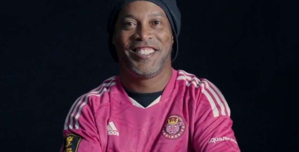 De locos: Ronaldhinho vuelve al fútbol en esta exótica y amateur liga