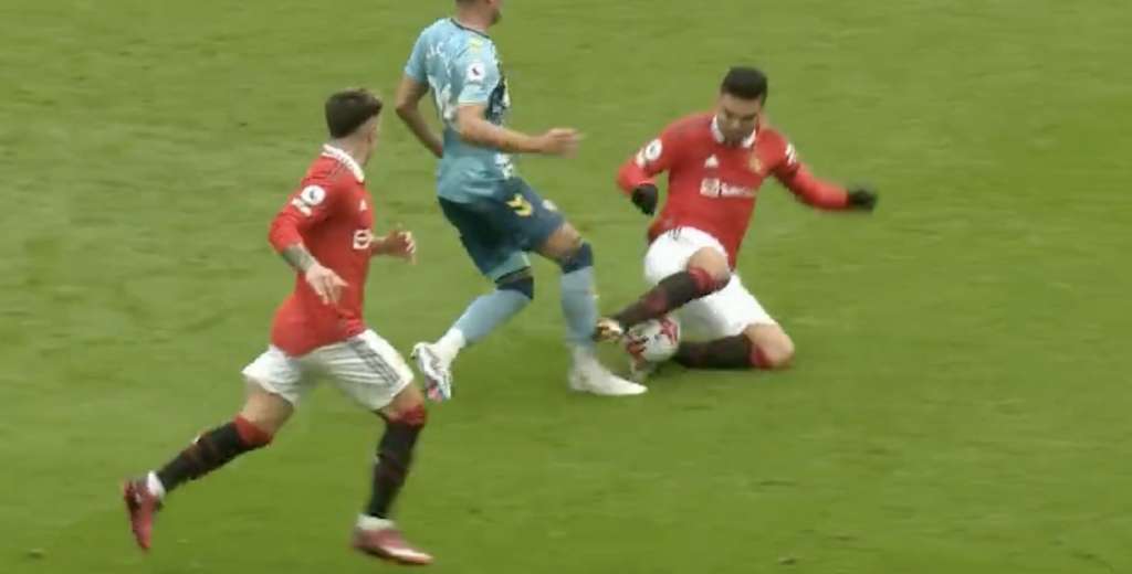 Durísimo: Casemiro fue con todo y lo expulsaron