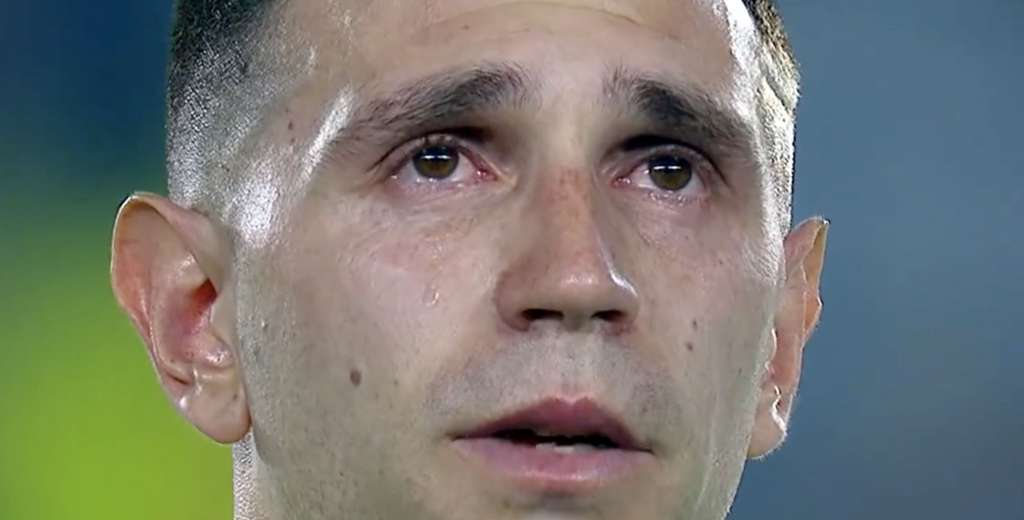 Dibu Mart&iacute;nez se emocion&oacute; y llor&oacute; cantando el himno de Argentina