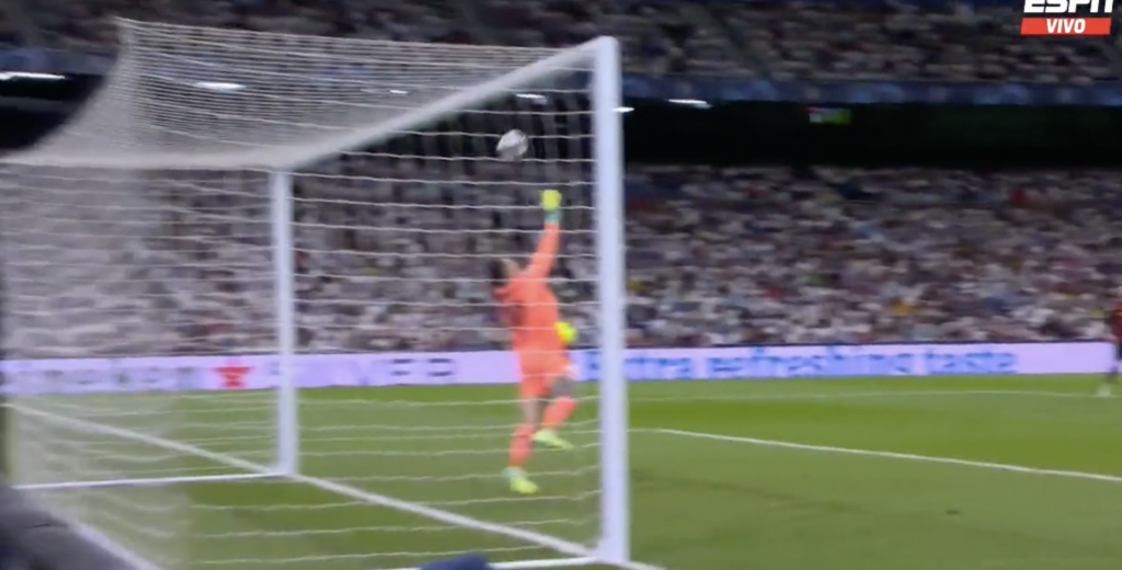 Puede ser la atajada de la Champions: asi voló Ederson