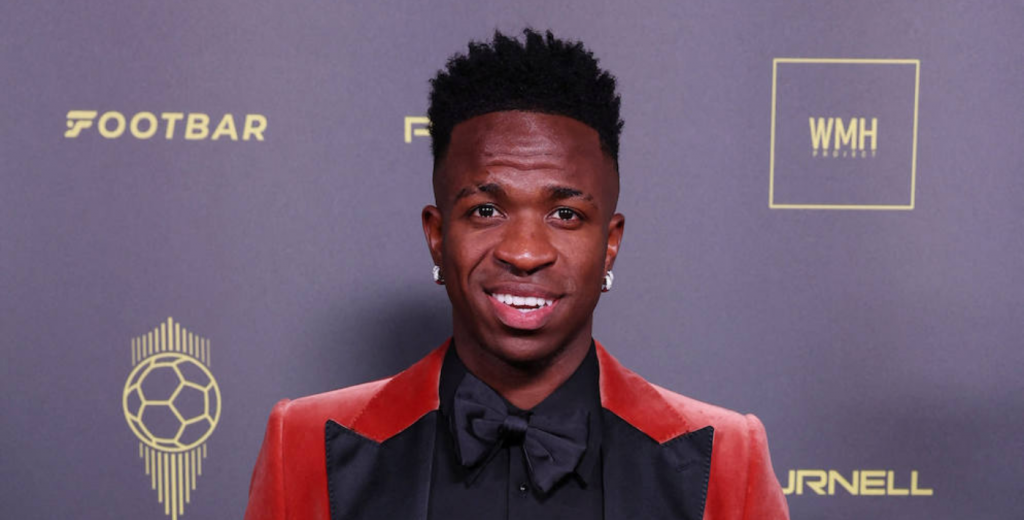 Distinto a todos: el impactante traje que us&oacute; Vinicius en el Bal&oacute;n de Oro
