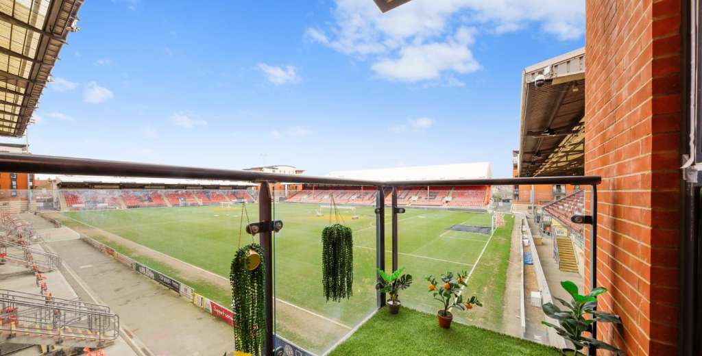 El balc&oacute;n de los sue&ntilde;os: el edificio que es parte de un estadio del ascenso ingl&eacute;s