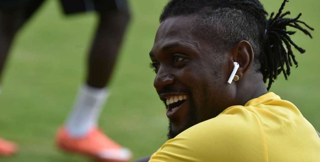 Adebayor jug&oacute; cuatro partidos en Olimpia y ahora reclama una fortuna