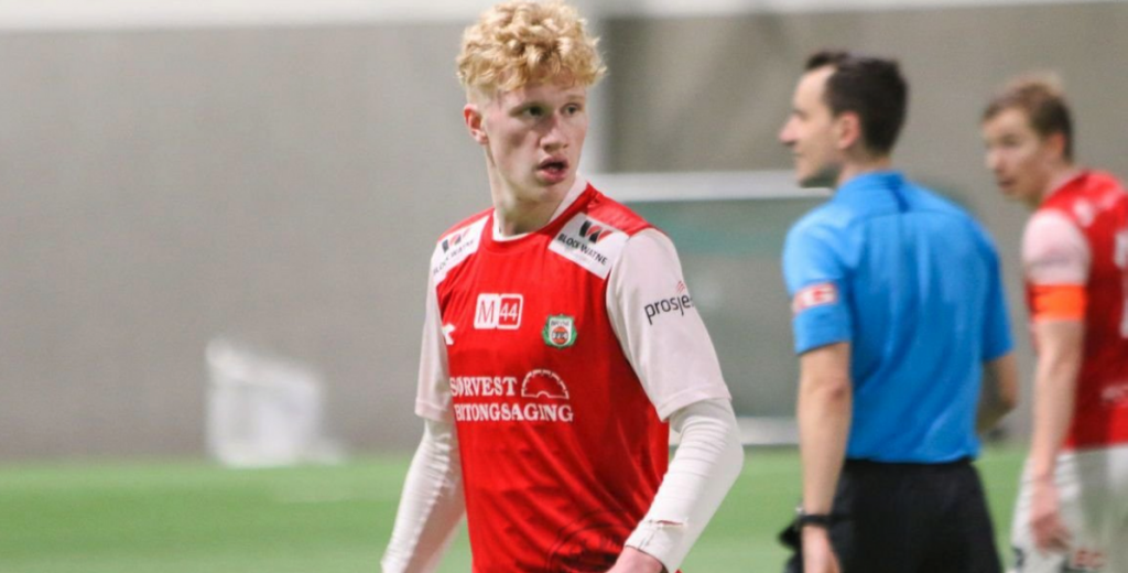 Tiene 16 años, es el primo de Haaland y ya va 65 goles en 34 partidos...