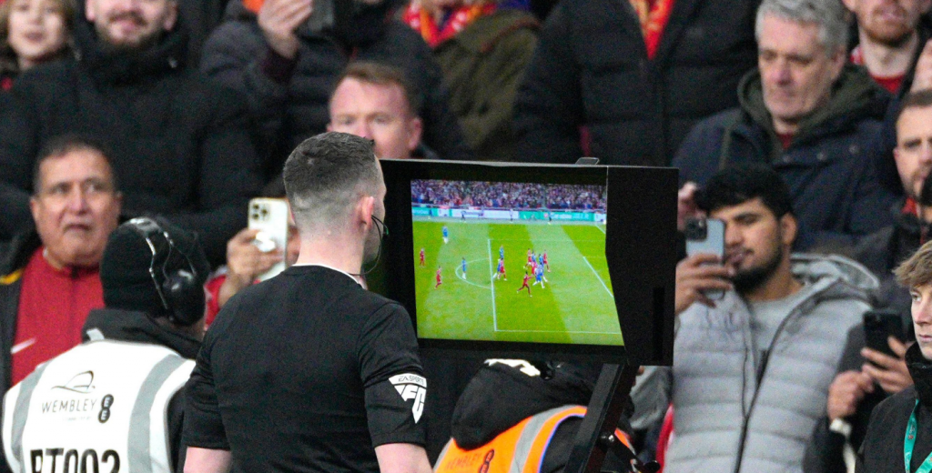 Se cansaron del VAR: los clubes de la Premier League votarán para eliminarlo
