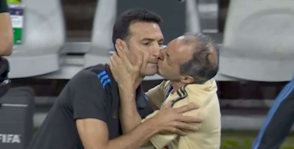 Argentina clasific&oacute; y se volvi&oacute; loco: le dio un beso en la boca a Lionel Scaloni